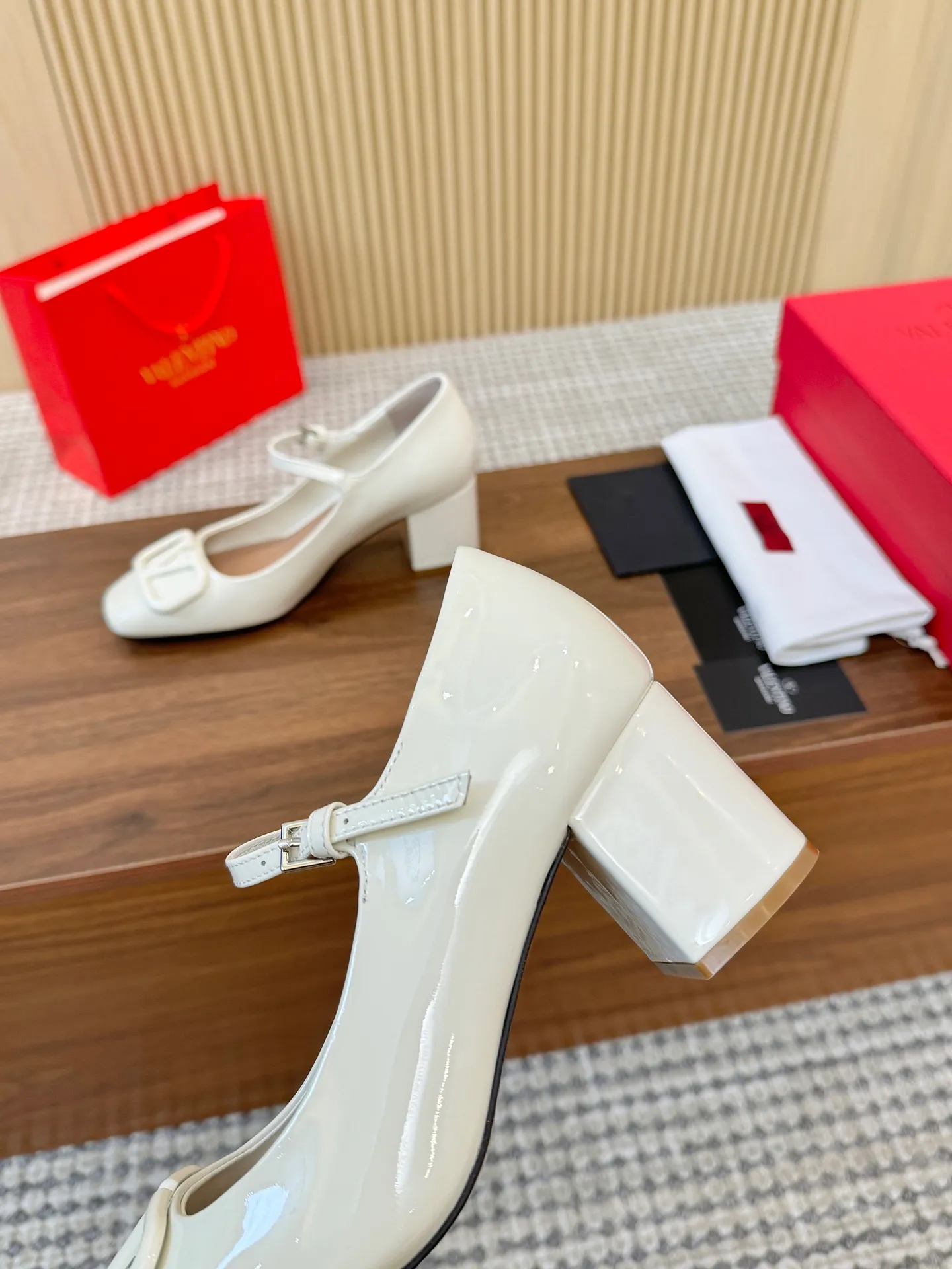 👟👟Ex-factory price 460👟👟 Genuine leather sole + 40 Valentino. Large v-buckle sandals ㊙️Latest series of counters Authentic grade version with perfect details. Authentic products are made one to one. All details are consistent with genuine ones. The upper foot is very pedicure type. The key point is that it is very good and easy to control. It does not grind the feet and does not tire the feet. Walking artifact, exclusive mold opening. The highest version on the market. Fabric: imported mixed sheepskin, lining and foot pads are all sheepskin. Code number (34 to 42) Customized sizes 34 and 42 are non-returnable and non-exchangeable. Heel height: 7.5CM. Rubber sole, leather sole +40